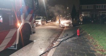 Auto raakt zwaar beschadigd na brand in Dordrecht