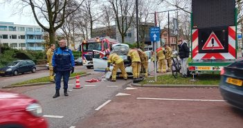 Deelauto botst tegen lantaarnpaal bij station Dordrecht