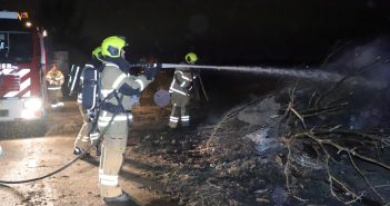 Brandweer blust brand langs Heiweg Oud-Alblas; Tuytel ruimt alles op