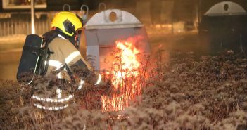 Vlammen slaan uit ondergrondse container in Oud-Alblas