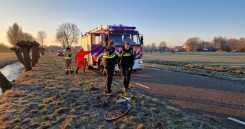 Hulpdiensten rukken uit voor fiets bij sloot in Giessenburg