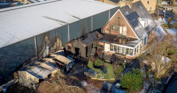 Tienduizenden euro’s schade na zeer grote brand Oud-Alblas; onderzoek naar oorzaak (video)