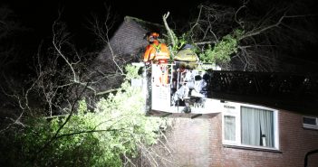 Boom valt tegen woning tijdens storm in Giessenburg