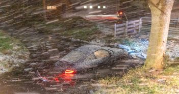 Man raakt met Porsche te water op weg tussen Nieuw-Lekkerland en Streefkerk