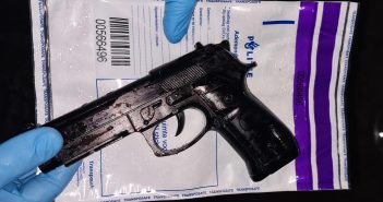 Gorinchemse winkeldief (20) toont vuurwapen in supermarkt Dordrecht en wordt opgespoord