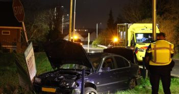 Auto ramt verkeersborden bij eenzijdig ongeval in Gorinchem