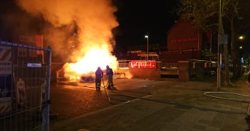 Auto brandt uit op parkeerplaats bij supermarkt in Dordrecht