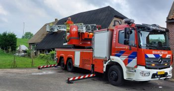 Woning verliest deel van dak tijdens storm in Langerak