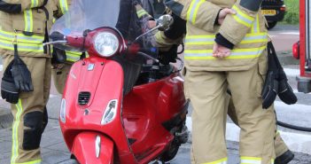 Brandweer blust kleine scooterbrand in Gorinchem