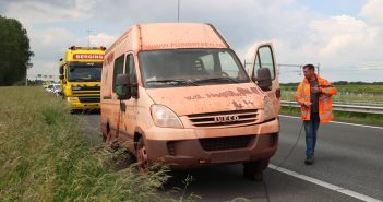 File door voertuigbrand op de A15 bij Gorinchem