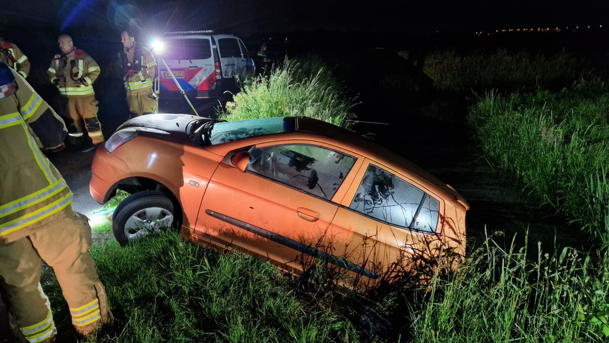 Auto te water in Arkel; bestuurder spoorloos