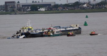 Duwboot zinkt op de Merwede bij Gorinchem