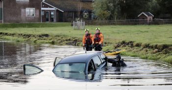 Auto raakt te water bij Nieuw-Lekkerland; bestuurder spoorloos
