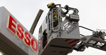 Dakplaten waaien van dak bij tankstation Esso in Hardinxveld
