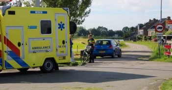 Fietsster naar ziekenhuis na botsing met auto in Arkel