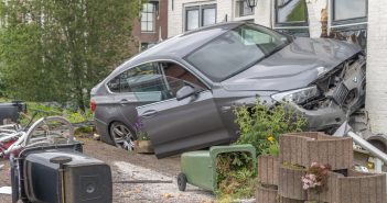 Auto botst tegen woning langs de Lekdijk bij Nieuw-Lekkerland (update)