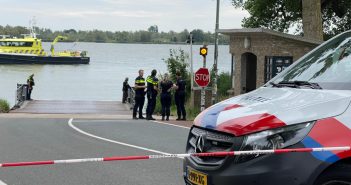 Politie vindt lichaam in te water geraakte auto in Dordrecht