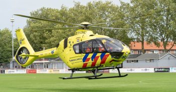 Traumahelikopter landt in Kinderdijk voor noodsituatie met kind