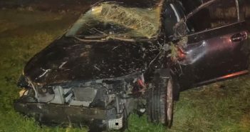 Auto over de kop langs de A27 bij Hoogblokland