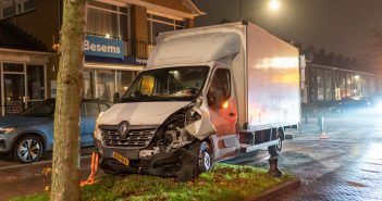 Vrachtwagentje botst tegen boom op Plantageweg in Alblasserdam