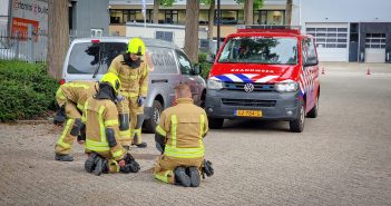 Brandweer onderzoekt vreemde lucht op industrieterrein in Alblasserdam