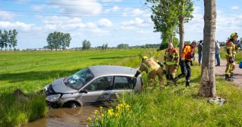 Auto botst in Hoogblokland tegen boom en belandt in sloot