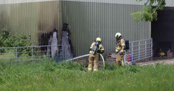 Brandweer rukt met spoed uit voor brand in loods in Groot-Ammers