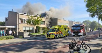 Flinke rookwolken bij grote brand in woning Hendrik-Ido-Ambacht (update)