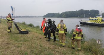 Auto te water in rivier de Noord bij Papendrecht; duikers zoeken naar inzittenden