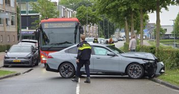 Automobilist botst tegen boom in Zwijndrecht