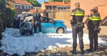Forensische Opsporing onderzoekt autobrand Alblasserdam; ook buurtonderzoek van start