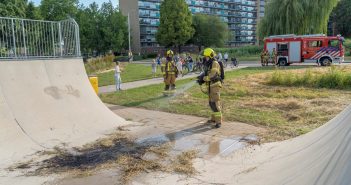 Brandweer blust brandje op skatebaan bij Rembrandtlaan in Alblasserdam