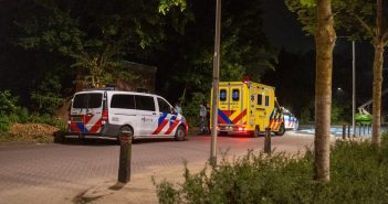 Hulpdiensten helpen jonge vrouw in Alblasserdam
