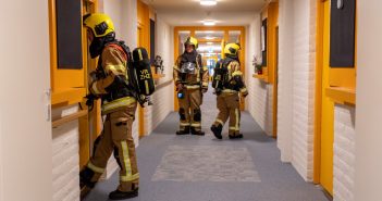 Brandweer onderzoekt brandlucht in De Wielen in Alblasserdam