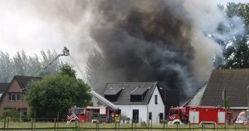 Grote brand in schuur ‘s-Gravendeel; NL-Alert in de omgeving