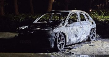 Geparkeerde auto in Heerjansdam gaat volledig in vlammen op