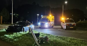 Auto ramt lantaarnpaal op rotonde in Hendrik-Ido-Ambacht