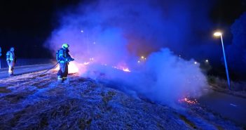 Flinke buitenbrand in Zwijndrecht; schuimblusvoertuig ingezet