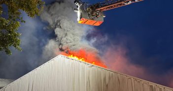 Zeer grote uitslaande brand in loods in Gorinchem