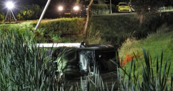 Auto te water na ongeval in Bleskensgraaf