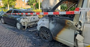 Twee bedrijfsbusjes van hetzelfde bedrijf in brand gestoken in Dordrecht