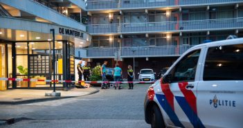 Overleden persoon bij flat in Gorinchem; politie doet onderzoek