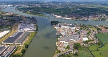 Man vliegt van waterscooter bij Kinderdijk; omstanders schieten te hulp