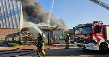 Zeer grote brand bij bouwbedrijf in Hardinxveld-Giessendam