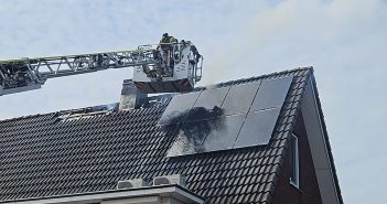 Brand in dak van woningen in Dordrecht