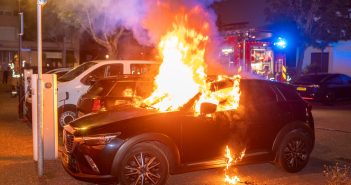 Autobrand in De Spil in Alblasserdam; politie doet onderzoek
