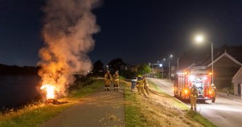 Brandweer midden in de nacht op pad voor brand langs dijk in Alblasserdam