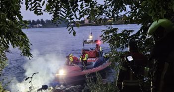 KNRM blust brandende scooter langs rivier bij Zwijndrecht