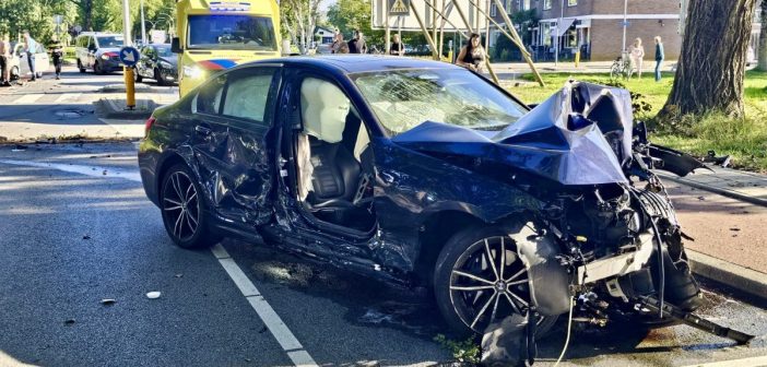 Veel schade bij zware aanrijding in Zwijndrecht