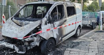 Twee voertuigen uitgebrand in Dordtse wijk Krispijn; politie vermoedt brandstichting